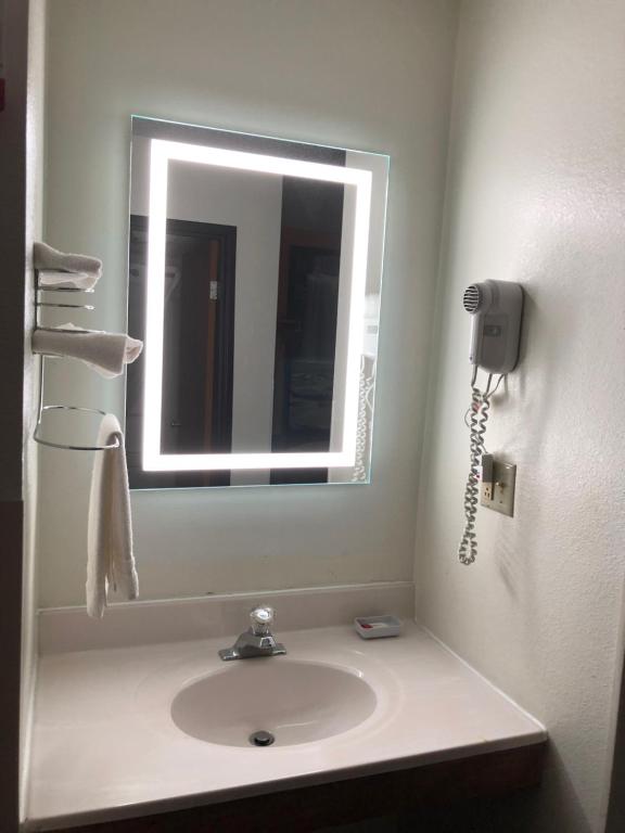 Super 8 by Wyndham Front Royal - Standard King Room - Niet -roken