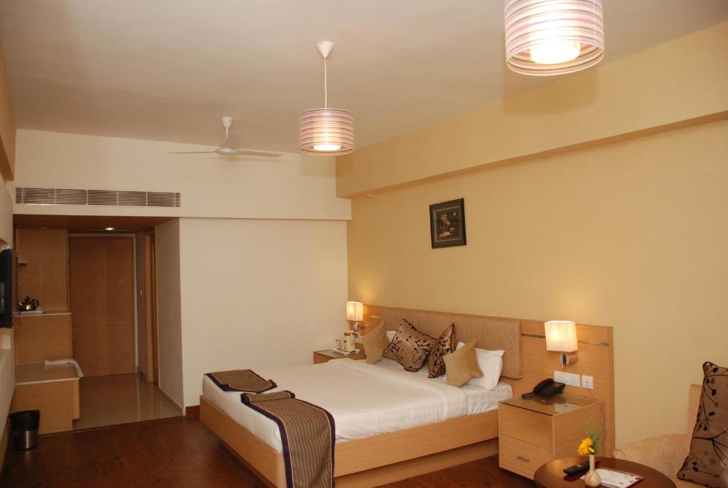 Postel nebo postele na pokoji v ubytování PLA Krishna Inn