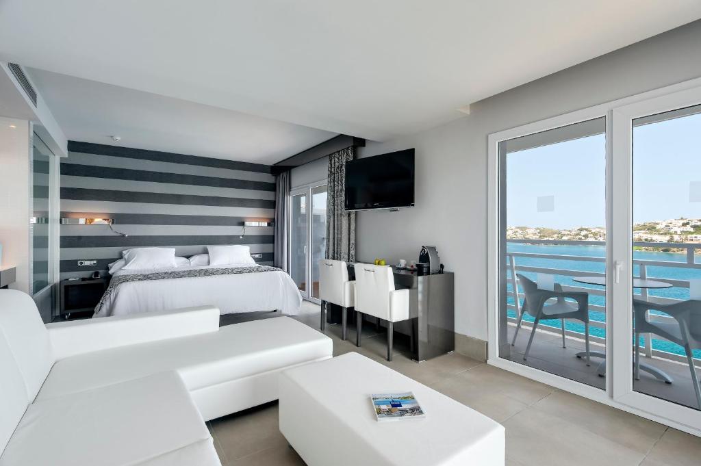 Postel nebo postele na pokoji v ubytování Barceló Hamilton Menorca - Adults Only