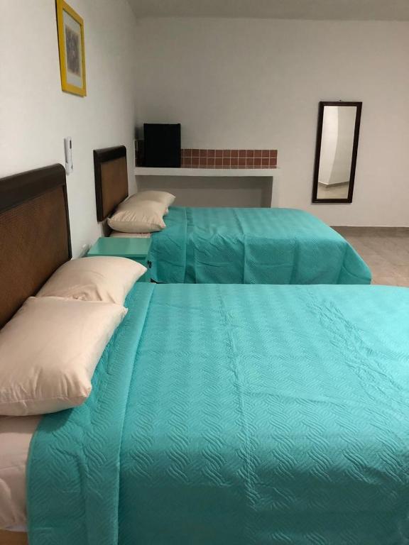 Postel nebo postele na pokoji v ubytování Airport Sleepy Inn