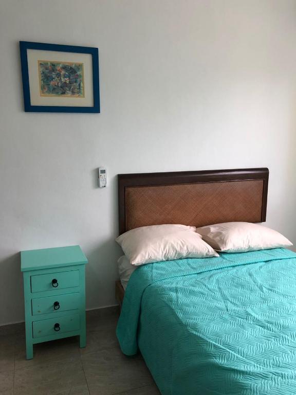 Postel nebo postele na pokoji v ubytování Airport Sleepy Inn
