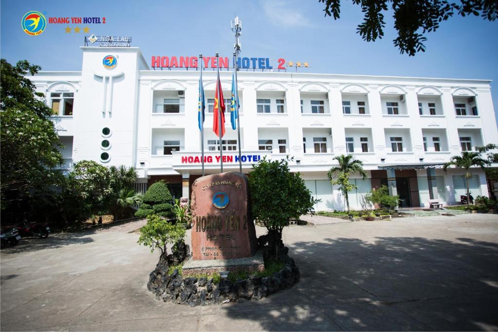 ein großes weißes Gebäude mit einem Gebäude mit einem Hydranten in der Unterkunft Hoang Yen Hotel 2 in Quy Nhon