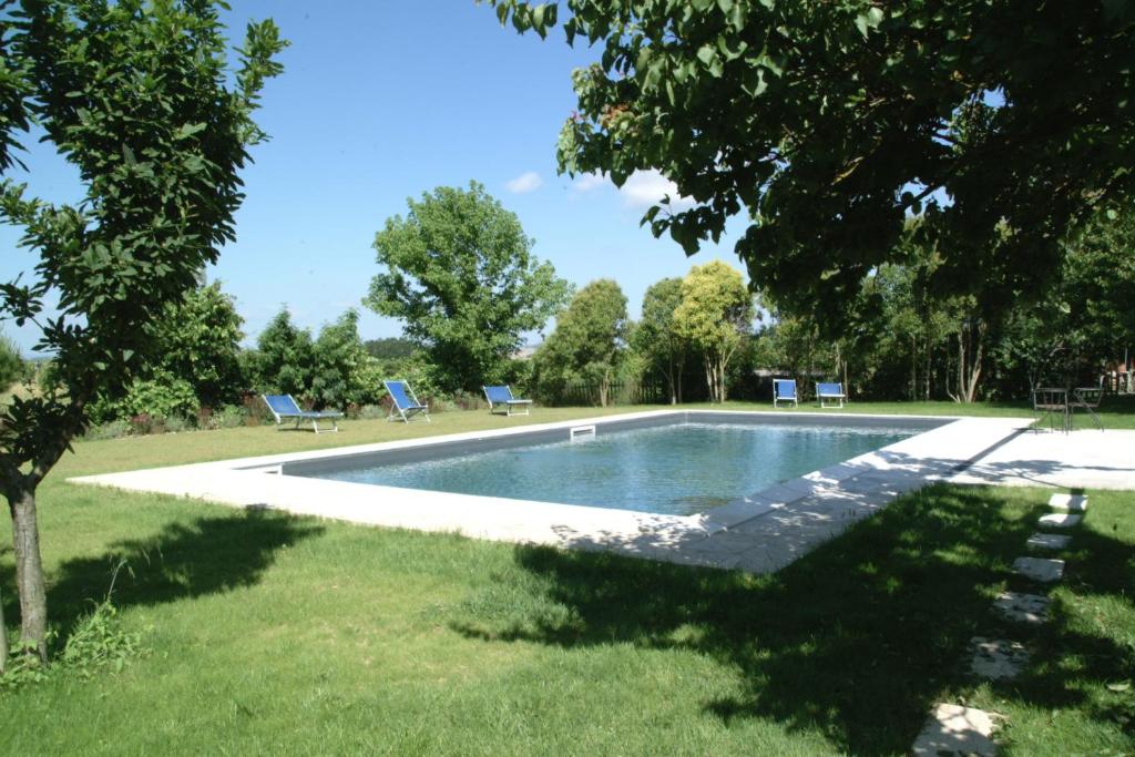 Bazén v ubytování B&B Il Molinello nebo v jeho okolí