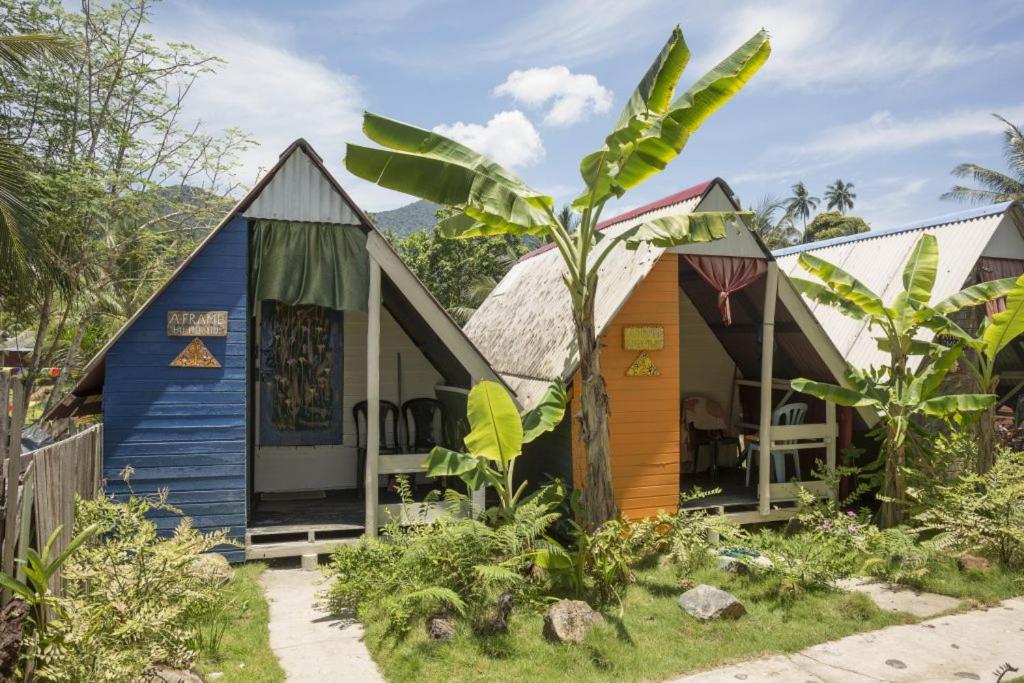 eine Gruppe kleiner Häuser in einem Garten in der Unterkunft Beach Shack Chalet - Garden View Aframe Small Unit in Tioman Island
