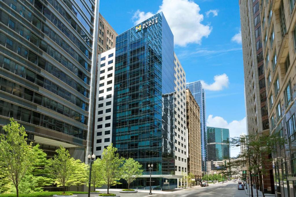 uma vista para uma rua da cidade com edifícios altos em Hyatt Place Chicago/Downtown - The Loop em Chicago