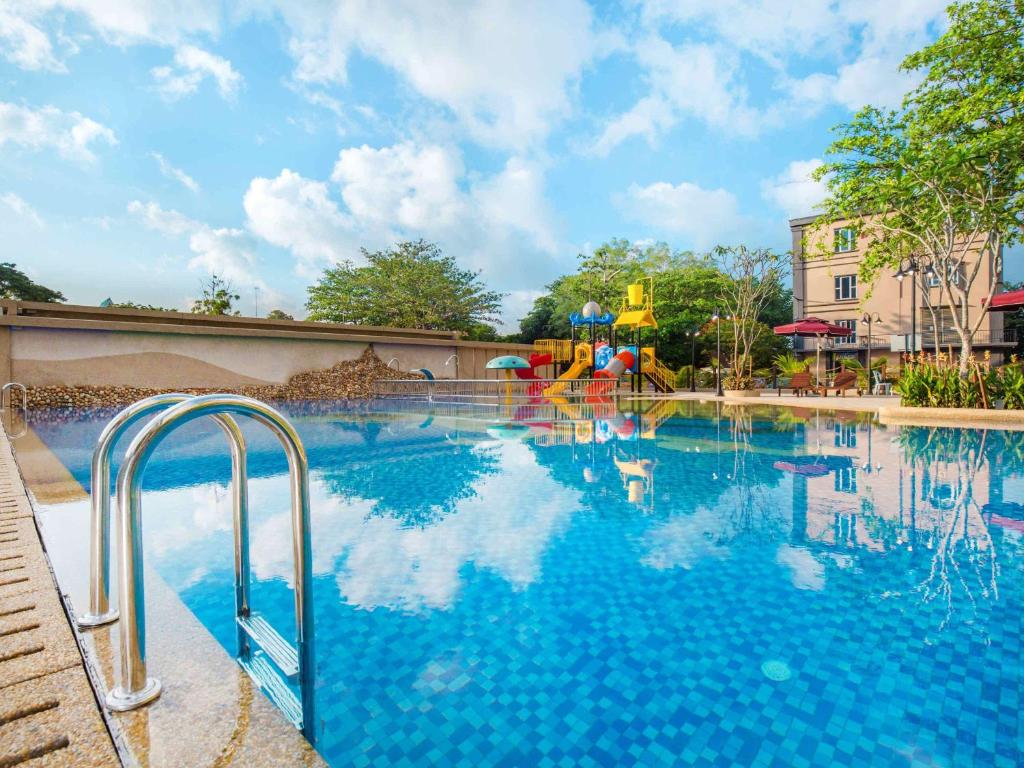 A piscina em ou perto de Ibis Melaka