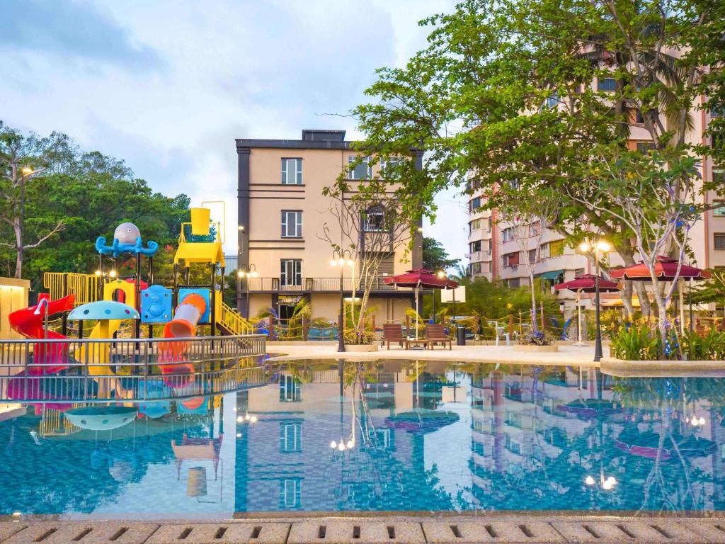 A piscina em ou perto de Ibis Melaka