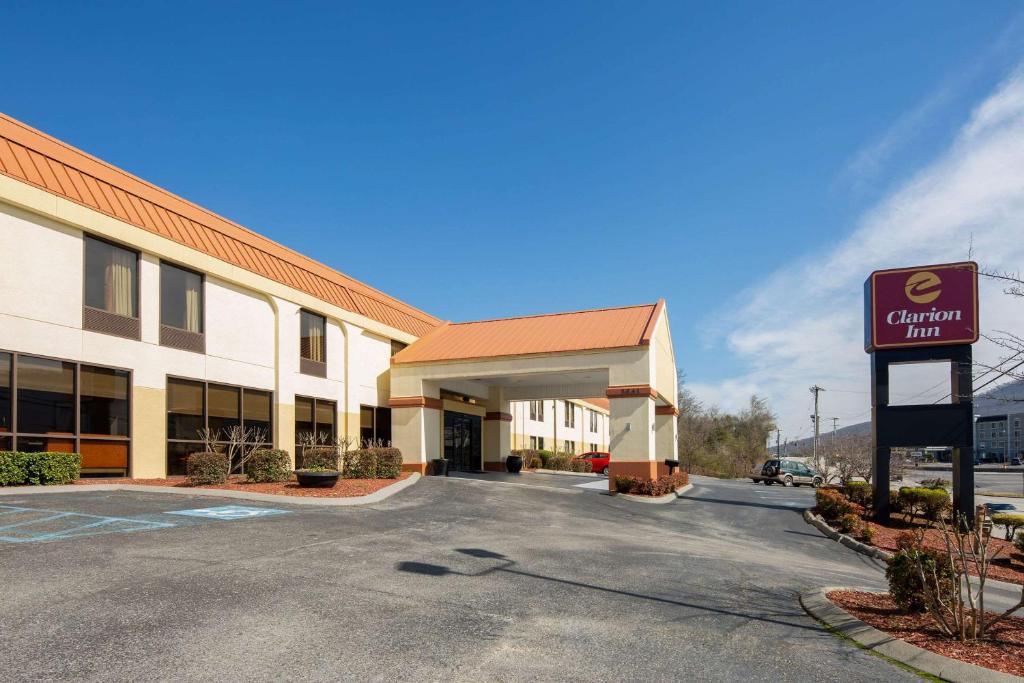 een hotelgebouw met een bord ervoor bij Clarion Inn near Lookout Mountain in Chattanooga