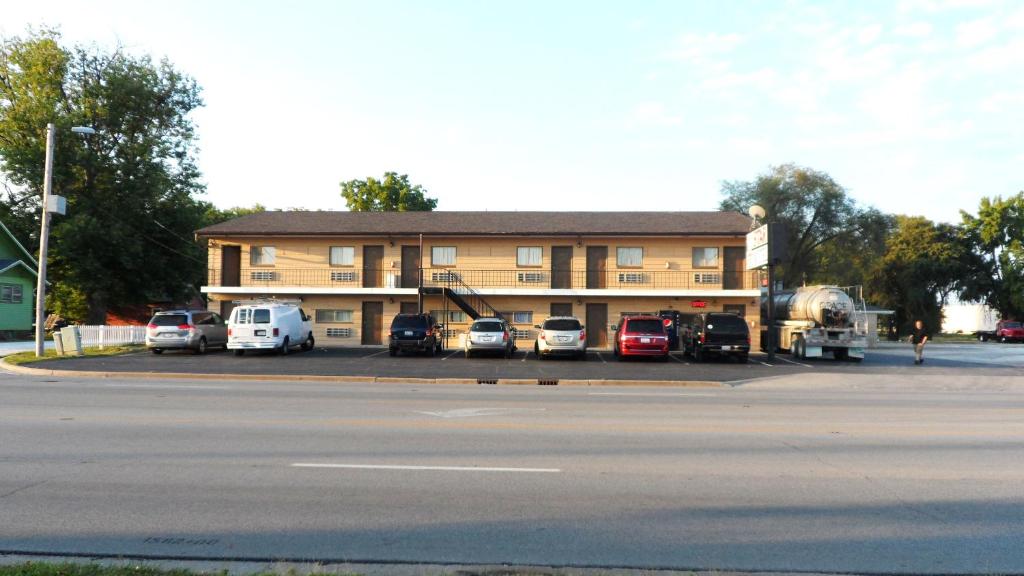 ein Gebäude mit Autos auf einem Parkplatz in der Unterkunft Star Motel in Macomb