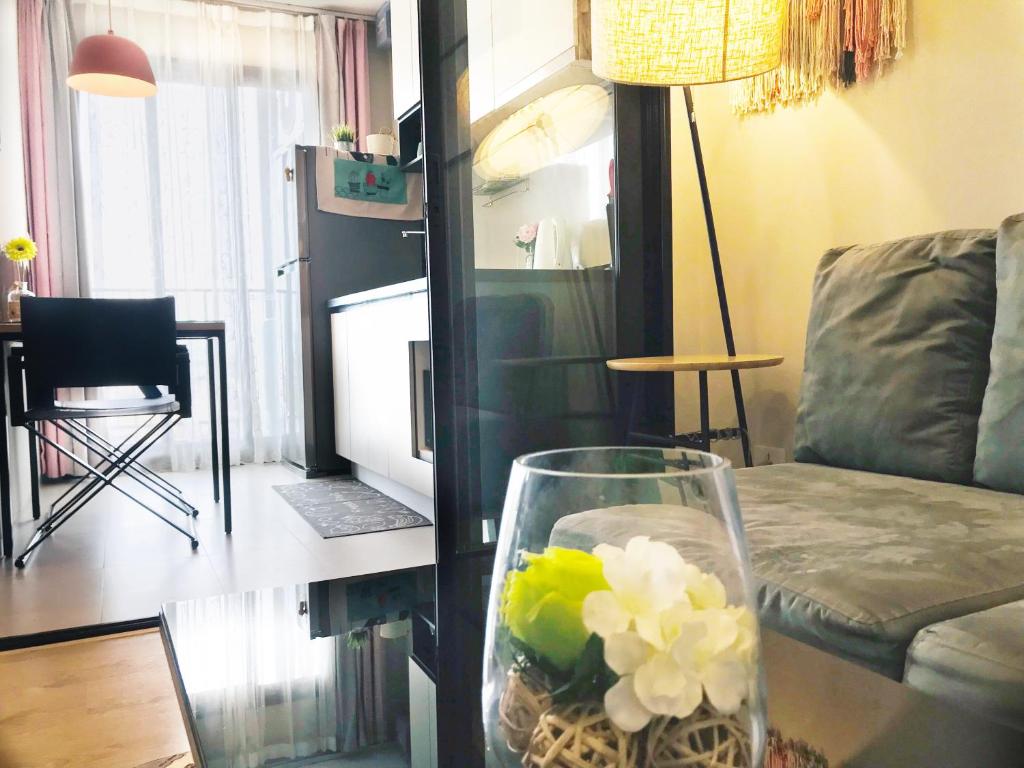 فضای داخلی The Base HighFL Seaview در پاتایا - تصویر ۳