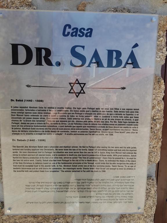 Um certificado, prmio, placa ou documento mostrado em Casa Dr. Saba