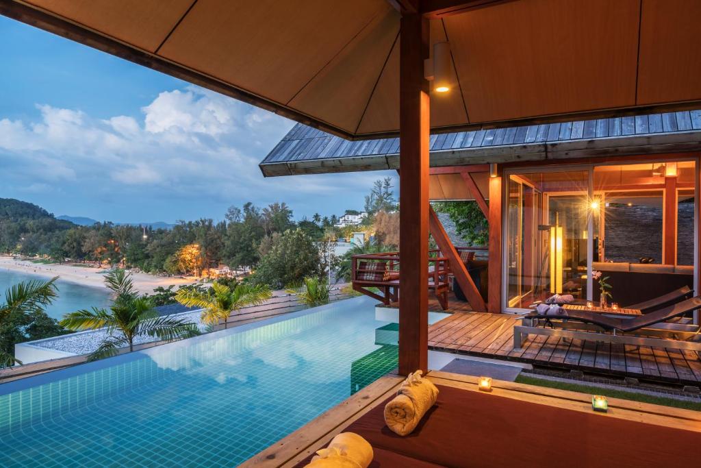 - une piscine à débordement dans une villa avec vue sur l'océan dans l'établissement Surin Beach Ocean front Villa between Kamala and BangTao Beaches, à Surin Beach