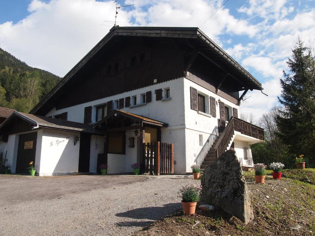 une maison blanche avec un toit noir et un rocher dans l'établissement Le Pytoux, à Saint-Gervais-les-Bains