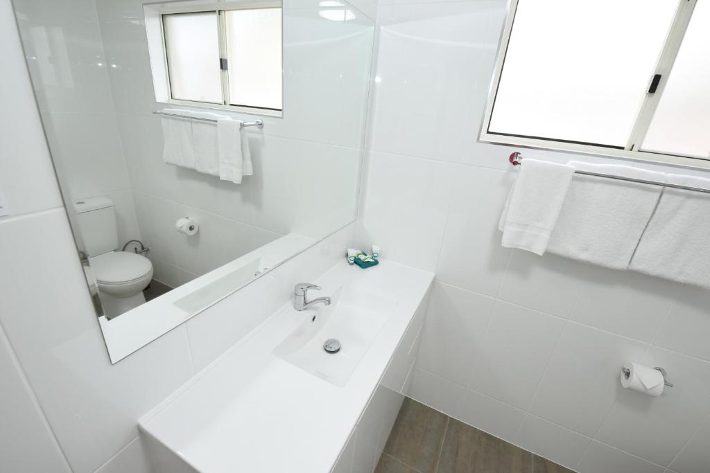 Koupelna v ubytování Raintree Motel Biloela