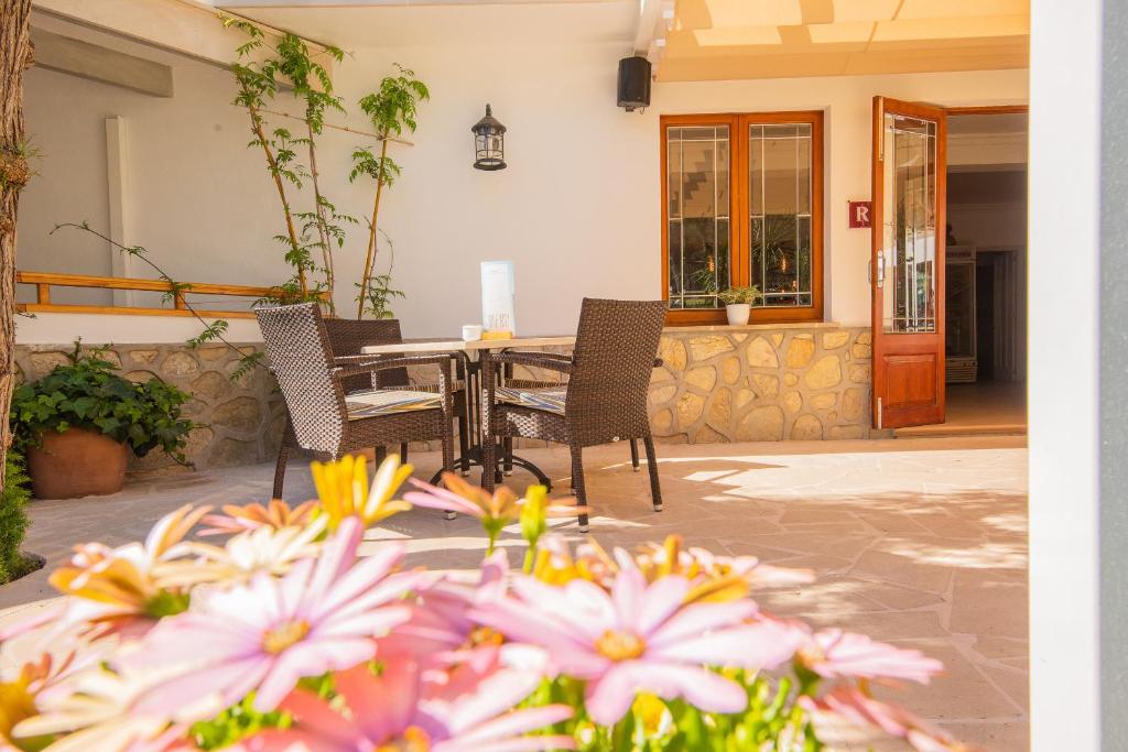Фотография из галереи Hotel Playa Mondrago в Портопетро