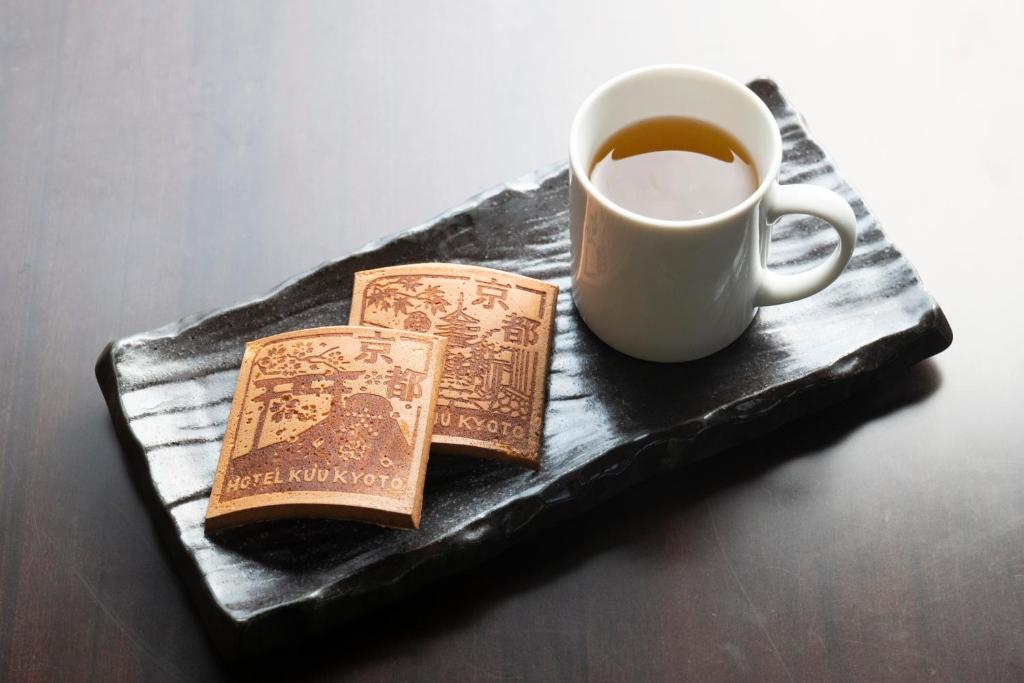 Příslušenství pro přípravu čaje a kávy v ubytování Hotel Kuu Kyoto