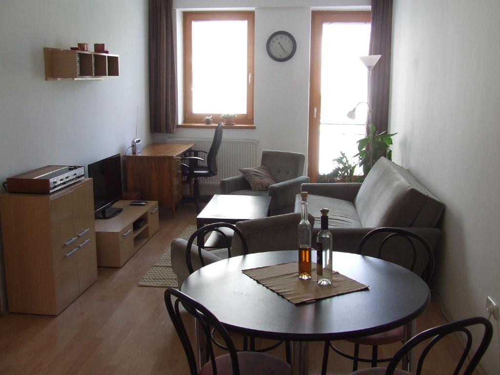 sala de estar con sofá, mesa y sillas en Central Pécs Free Parking, en Pécs