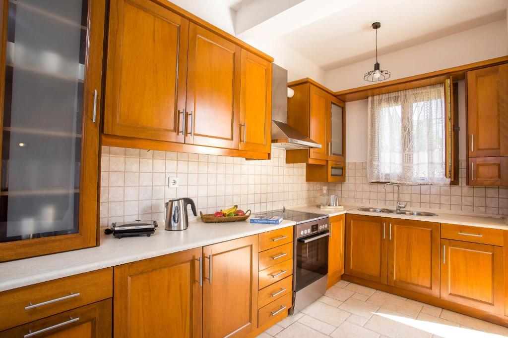 Eldhús eða eldhúskrókur á Apartment Ivy Kallithea