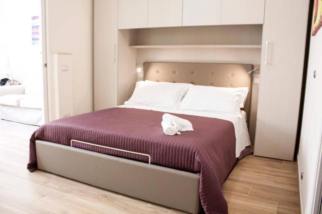 ein Bett mit einem weißen Handtuch drauf in der Unterkunft Casa Lorenzo in Taormina