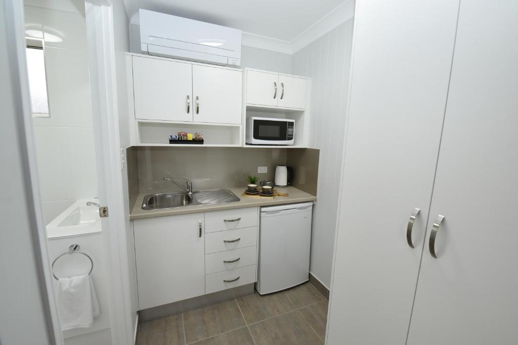 Kuchyň nebo kuchyňský kout v ubytování Raintree Motel Biloela