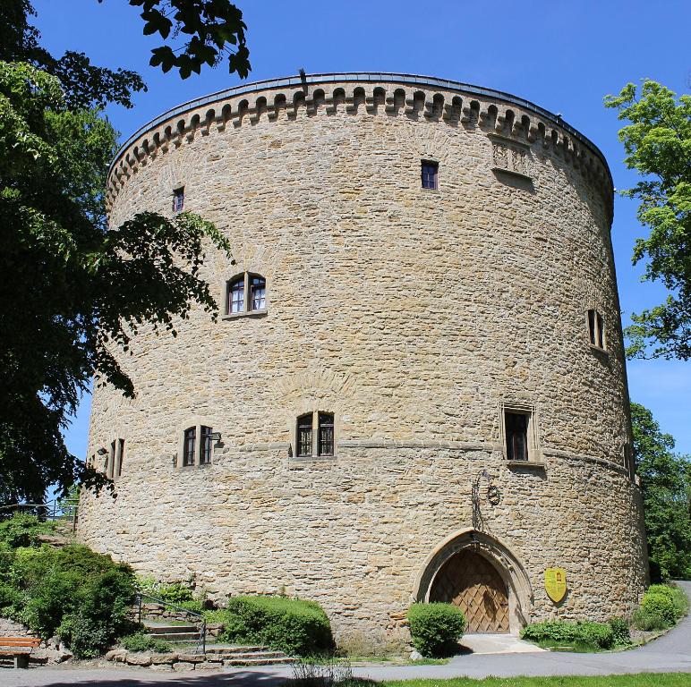 un grand bâtiment en briques avec une porte. dans l'établissement Ferienwohnung Burgkaiser, à Goslar