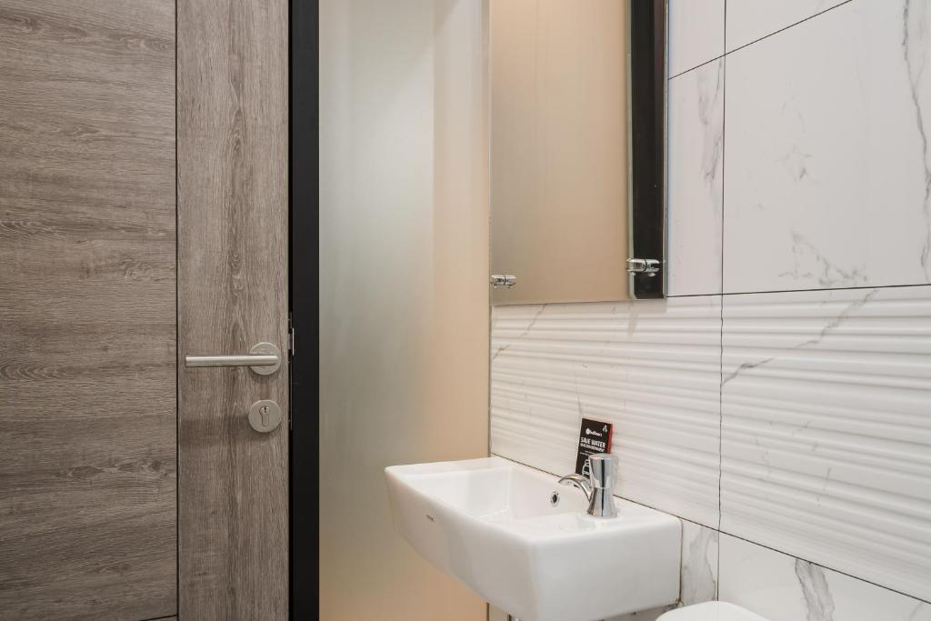 Koupelna v ubytování RedDoorz Plus near Senayan City