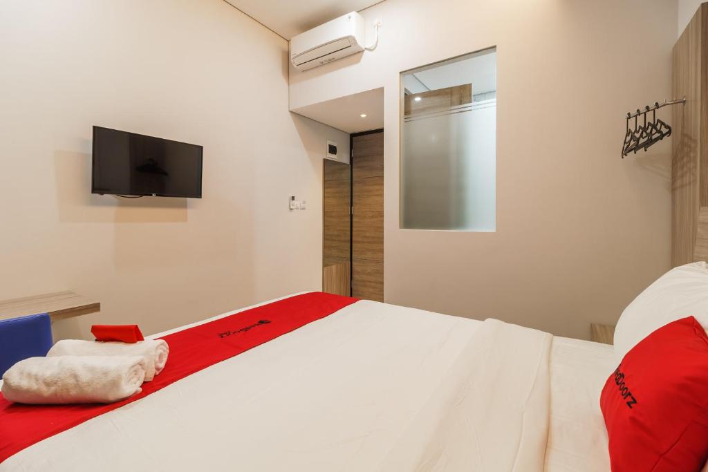 Postel nebo postele na pokoji v ubytování RedDoorz Plus near Senayan City
