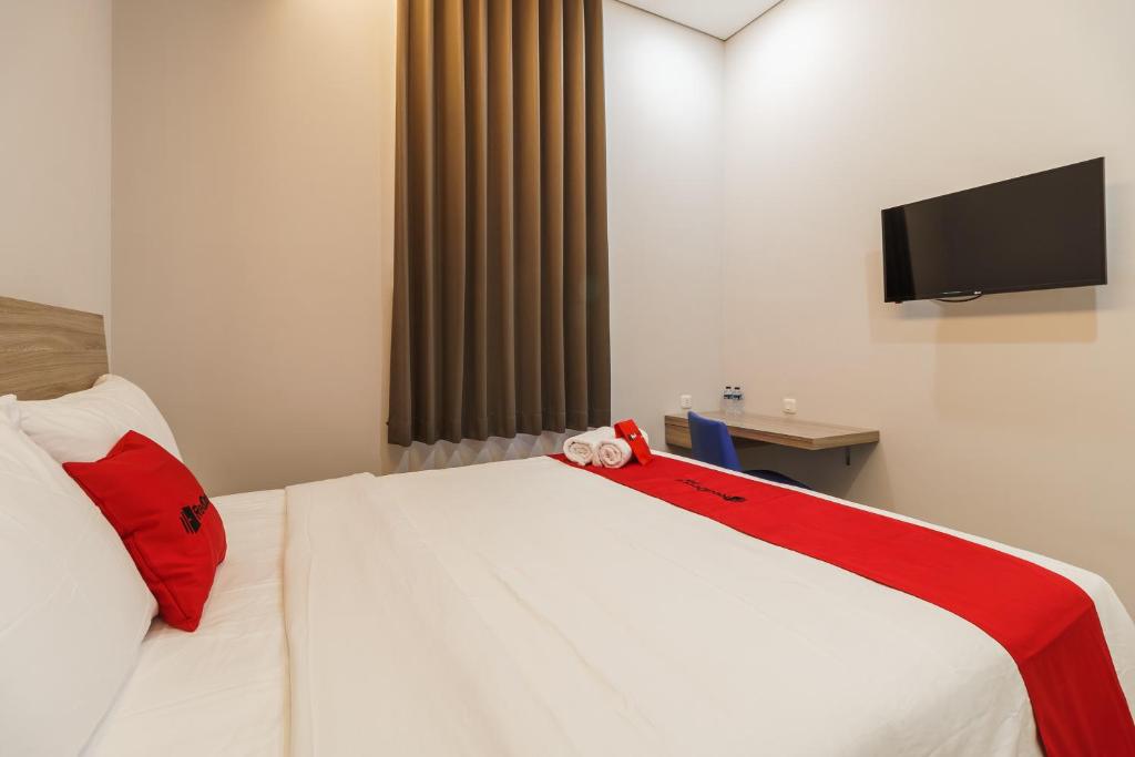 Postel nebo postele na pokoji v ubytování RedDoorz Plus near Senayan City