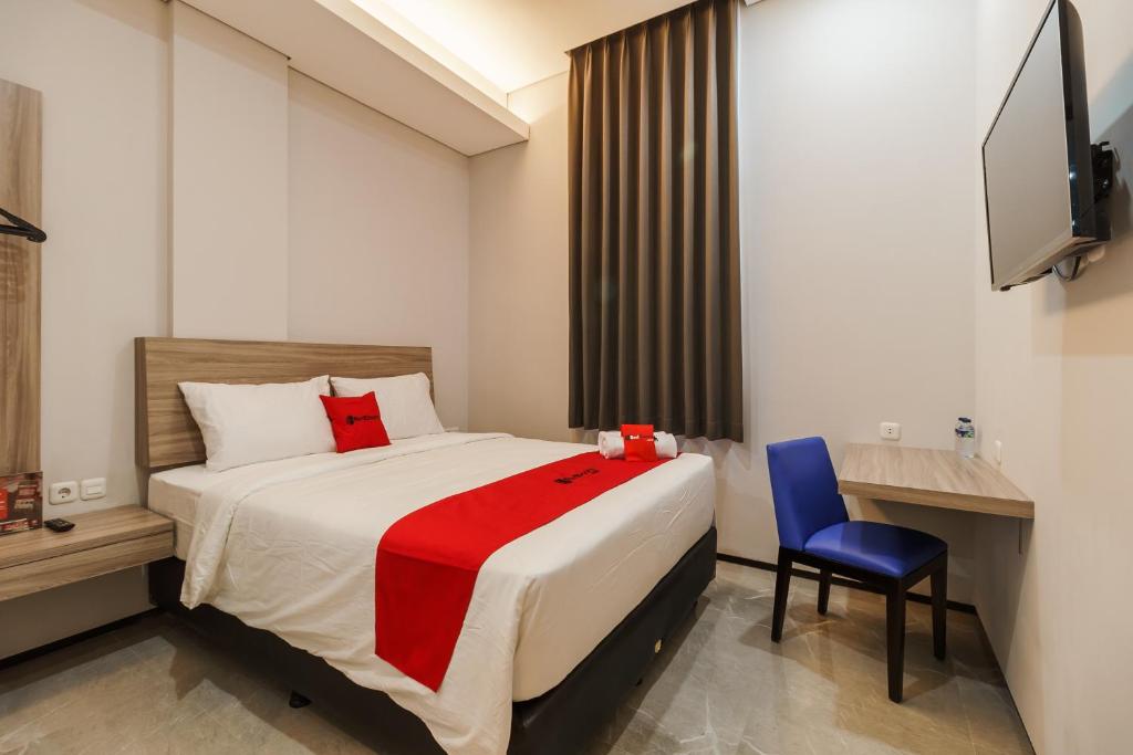 Postel nebo postele na pokoji v ubytování RedDoorz Plus near Senayan City