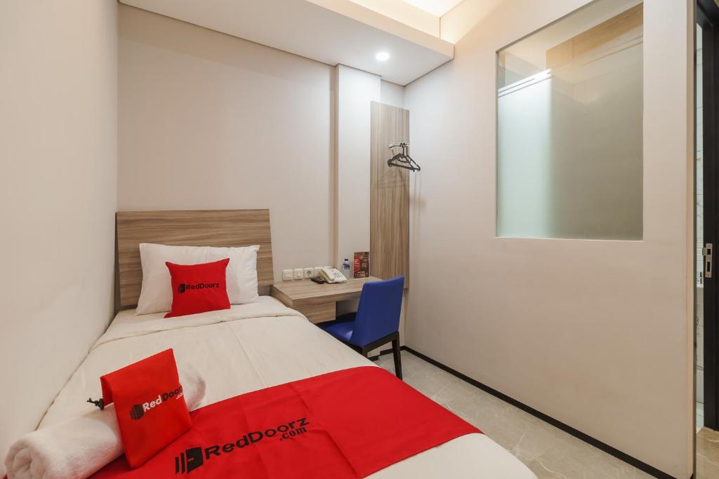 Postel nebo postele na pokoji v ubytování RedDoorz Plus near Senayan City