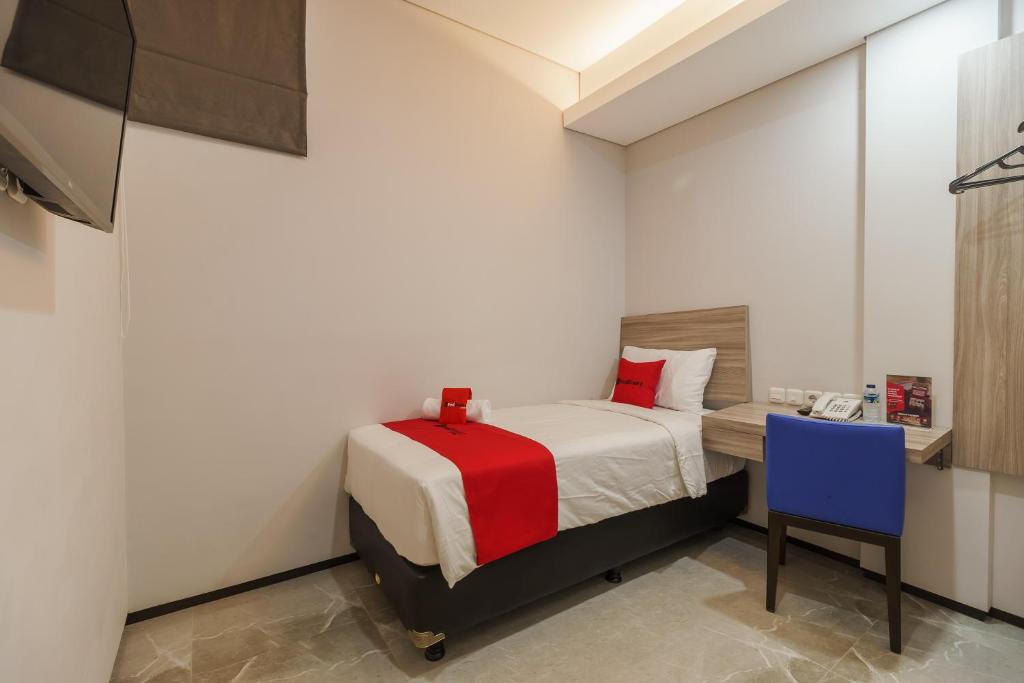Postel nebo postele na pokoji v ubytování RedDoorz Plus near Senayan City