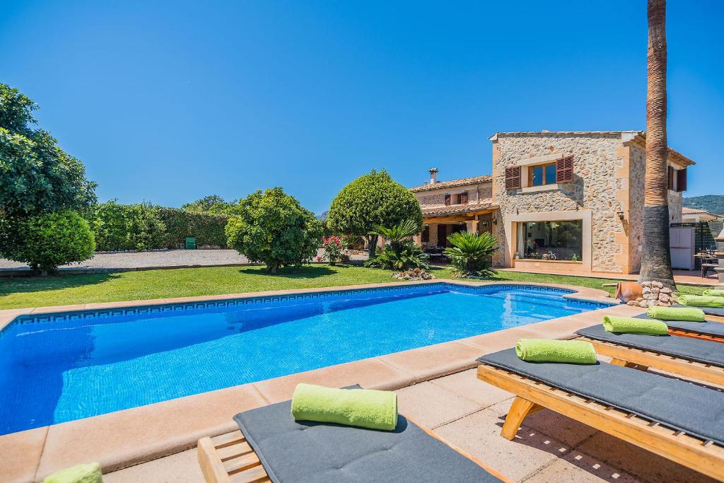 a villa with a swimming pool and a house at Caseta Lloseta in Lloseta