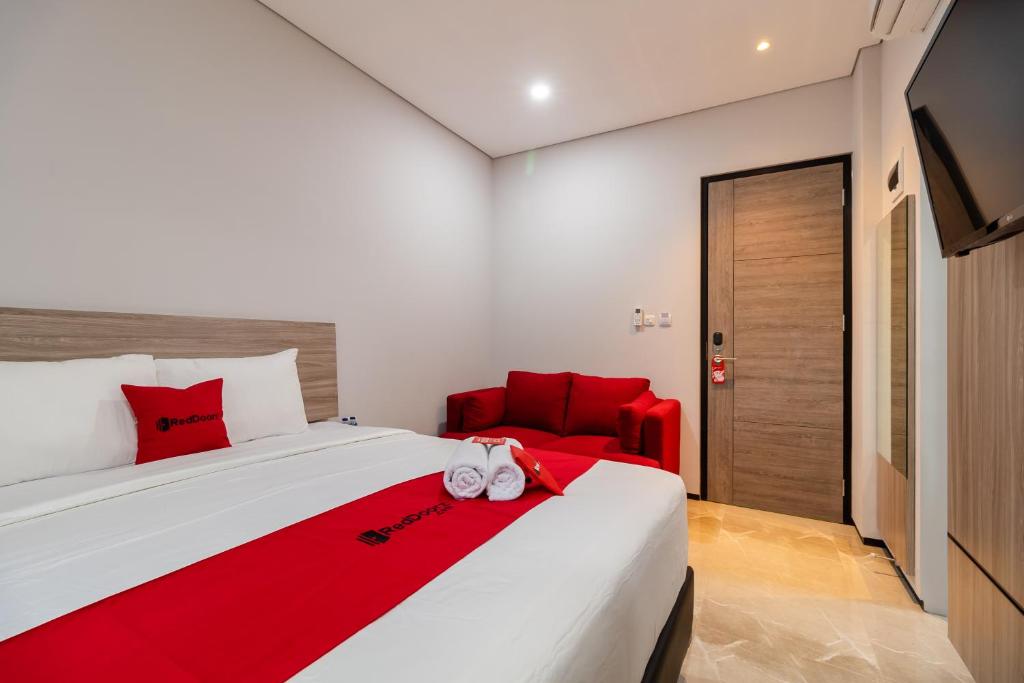 Postel nebo postele na pokoji v ubytování RedDoorz Plus near Senayan City