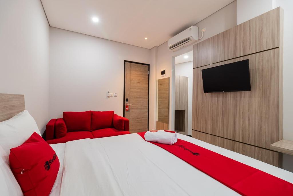 Postel nebo postele na pokoji v ubytování RedDoorz Plus near Senayan City
