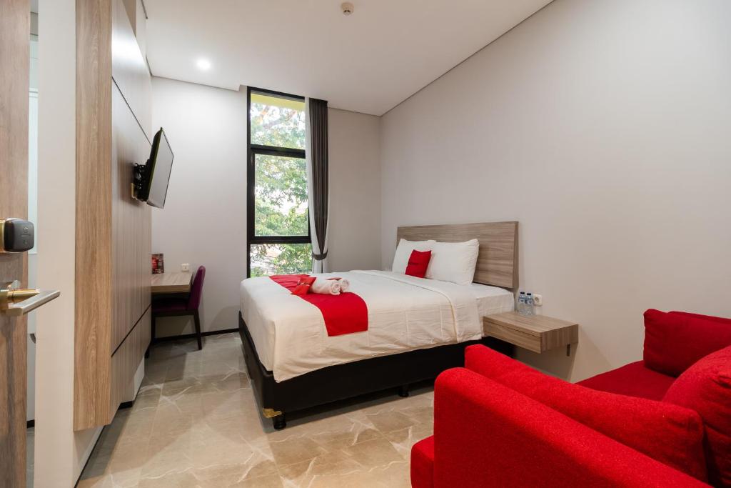 Postel nebo postele na pokoji v ubytování RedDoorz Plus near Senayan City