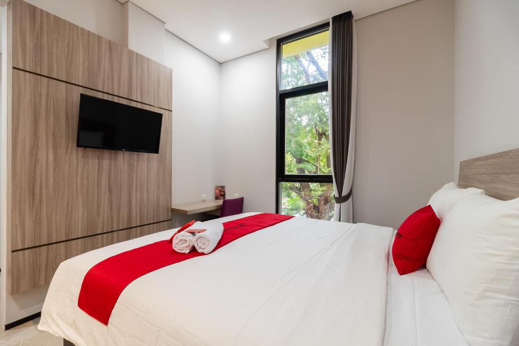 Postel nebo postele na pokoji v ubytování RedDoorz Plus near Senayan City