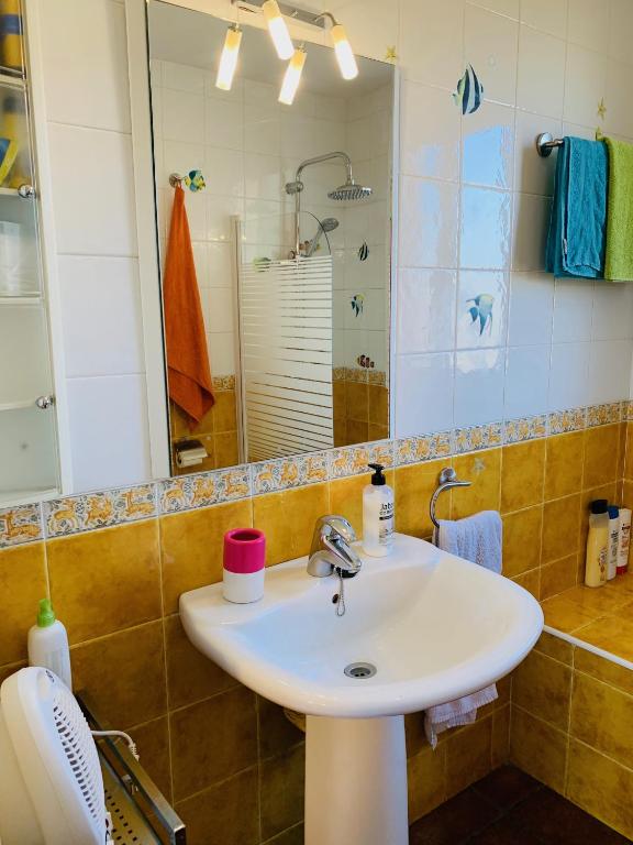 Łazienka w obiekcie Parque Vera IV NATURISTA Ático