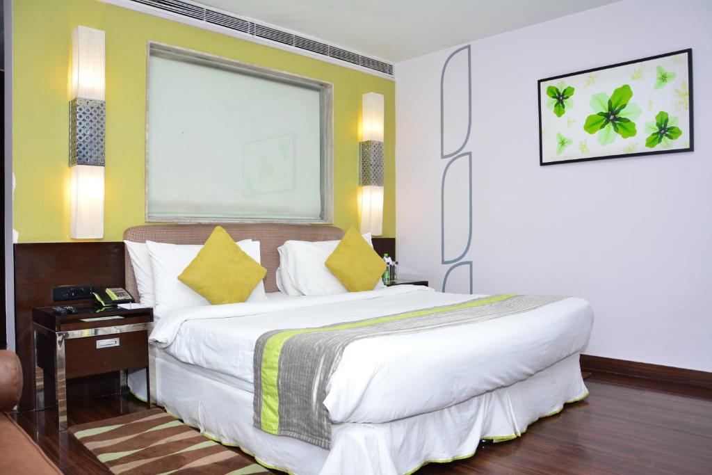 Postel nebo postele na pokoji v ubytování Quality Inn Gurgaon