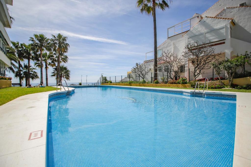 Bazén v ubytování Fantanstico apartamento sobre el mar nebo v jeho okolí