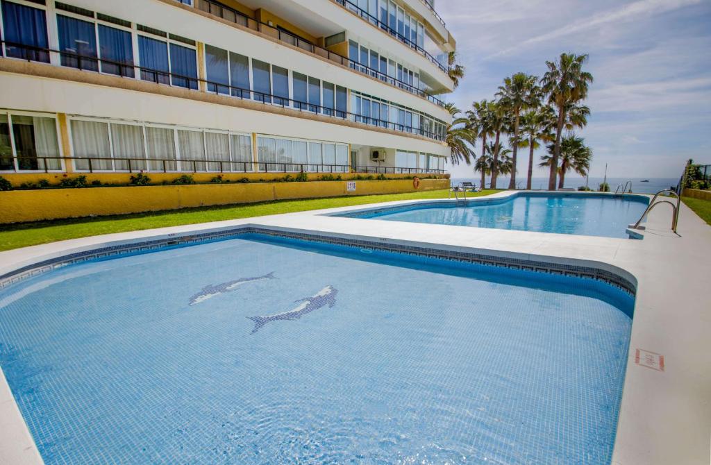 Bazén v ubytování Fantanstico apartamento sobre el mar nebo v jeho okolí