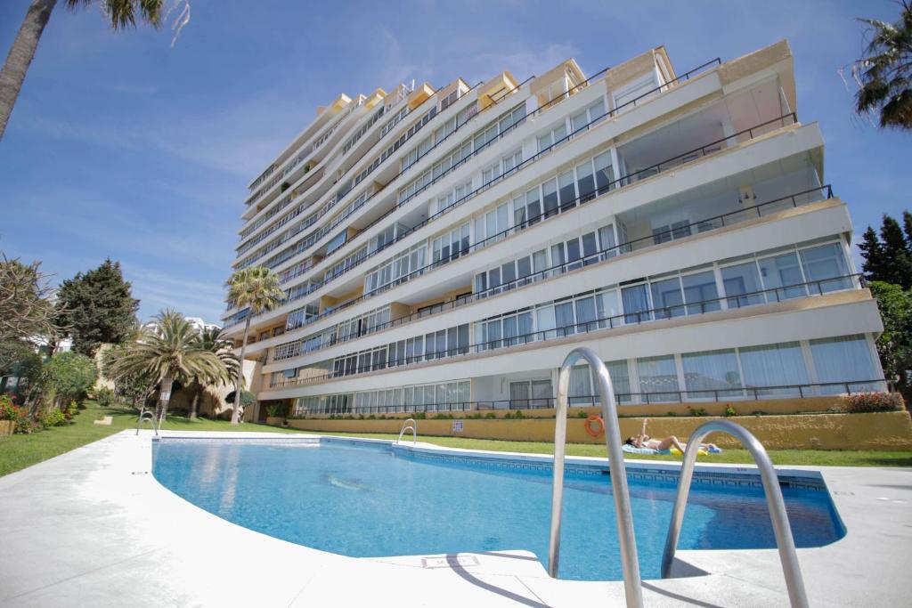 Bazén v ubytování Fantanstico apartamento sobre el mar nebo v jeho okolí