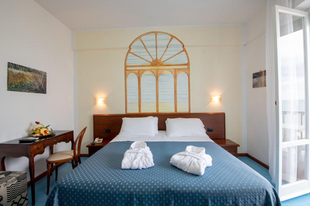 Łóżko lub łóżka w pokoju w obiekcie Grand Hotel Excelsior