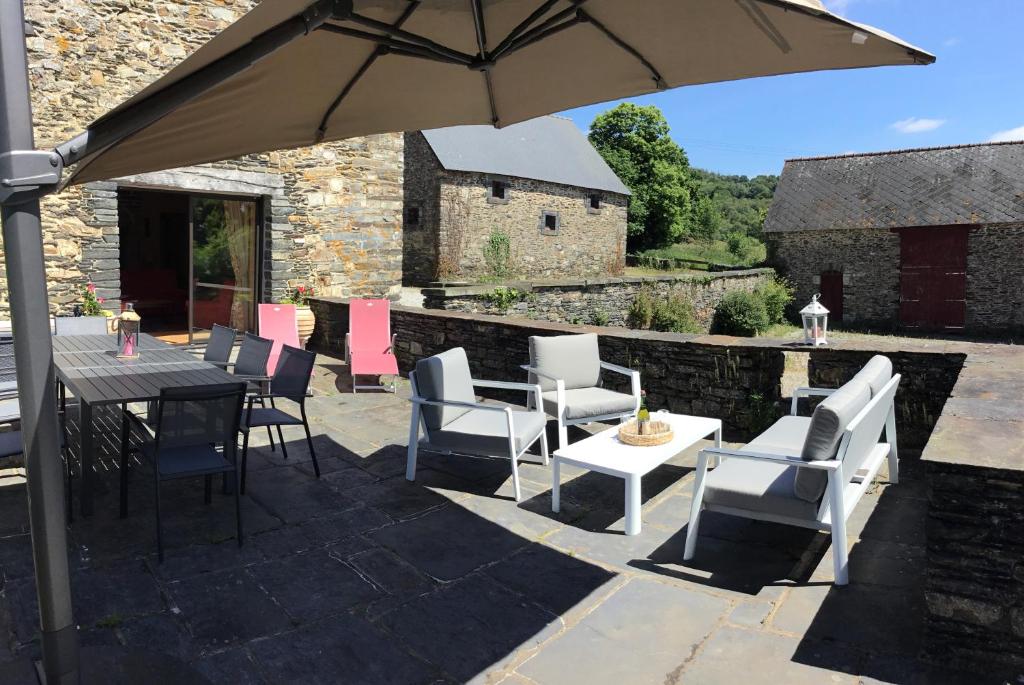 Patio nebo venkovní prostory v ubytování MANOIR DE BOTMINY LAC de GUERLEDAN