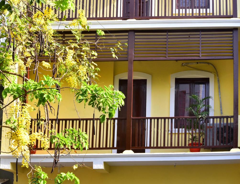 Edificio amarillo con balcón en Villa Gomez en Pondicherry