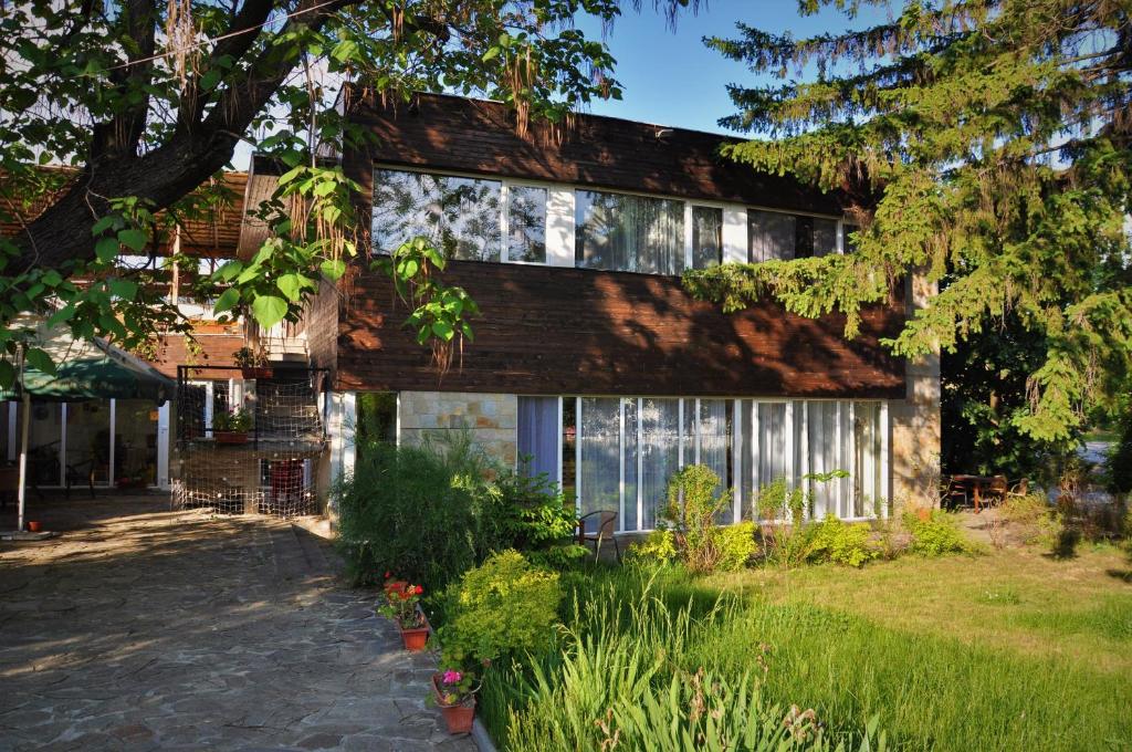 una casa con ventanas y plantas delante de ella en Villa "Forest way", en Pirdop