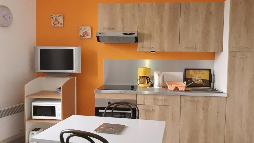 A kitchen or kitchenette at Tiguil