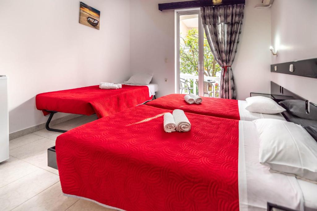 Postel nebo postele na pokoji v ubytování Hotel Ikaros