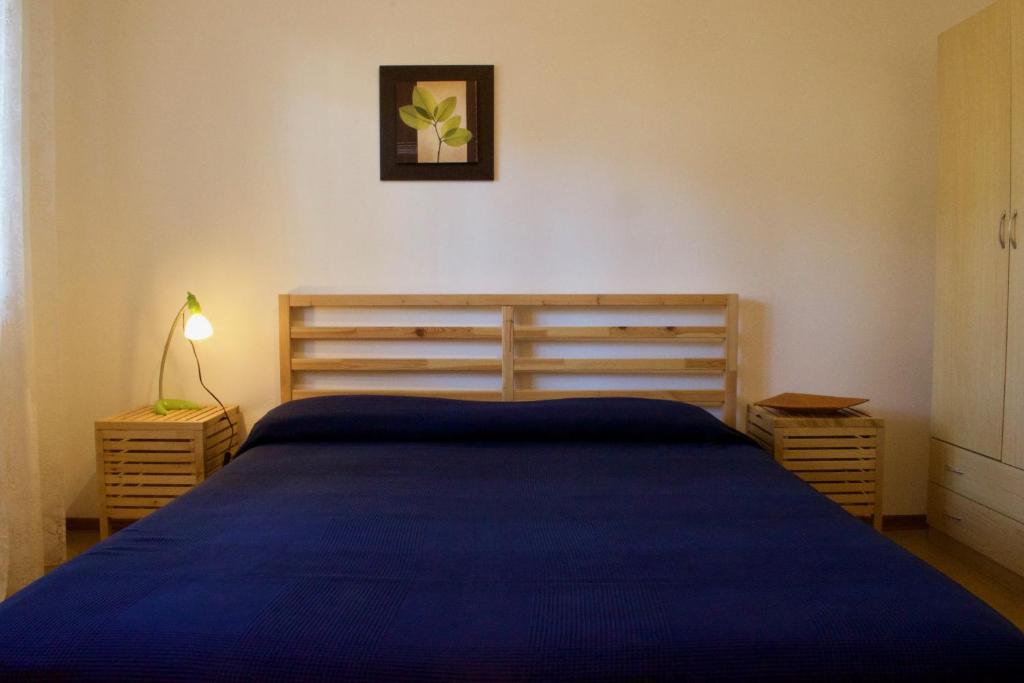 リド・ディ・イエゾロにあるVILLA CRISTINA N.04のベッドルーム1室(青いベッドカバー付)