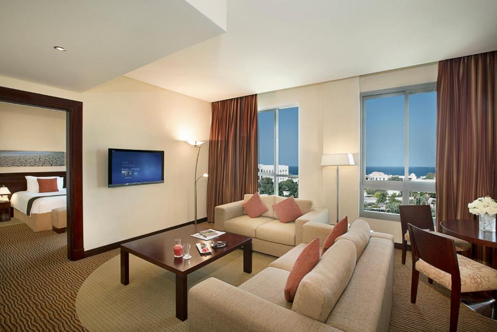 TV a/nebo společenská místnost v ubytování City Seasons Hotel & Suites Muscat