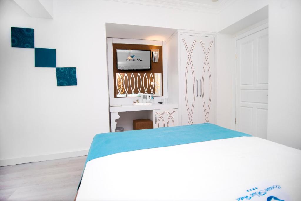 Postel nebo postele na pokoji v ubytování Ocean Blue High Class Hotel & SPA